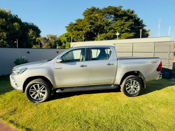 TOYOTA HILUX 2.8 SRX 4X4 CD 16V DIESEL 4P AUTOMÁTICO TOYOTA HILUX 2.8 SRX 4X4 CD 16V DIESEL 4P AUTOMÁTICO